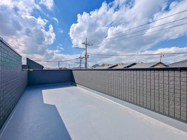 横浜市青葉区大場町の新築一戸建のバルコニー|広さも十分のルーフバルコニー！！
陽当り・通風良好で洗濯物も良く乾きます。
風が心地よいです！