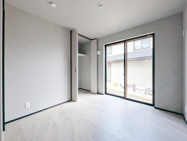横浜市青葉区大場町の新築一戸建の洋室|クローゼットもあるので収納にも困りません！
荷物が多い方にも安心です。