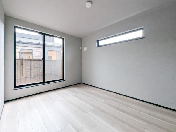 横浜市青葉区大場町の新築一戸建の洋室|二面採光の明るく、落ち着きのある洋室！
休日はこちらでおくつろぎ下さい♪