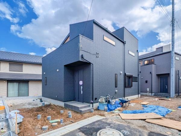横浜市青葉区大場町の新築一戸建の前面道路含む現地写真|車通りが少ない為、小さなお子様にも安心です。
是非一度、現地へ起こしください。