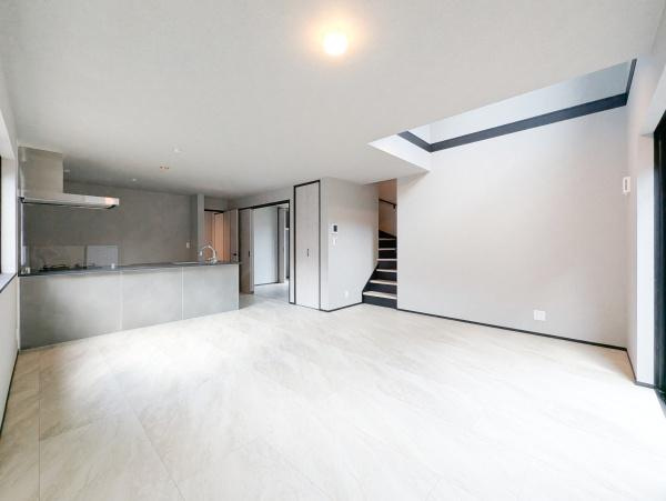 横浜市青葉区大場町の新築一戸建の居間・リビング|明るいLDK！！
陽当たり良好です。