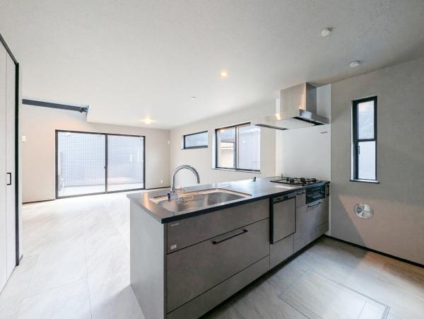 横浜市青葉区大場町の新築一戸建のキッチン|対面式のキッチンはお料理中でも家族とのお話も弾みます。
