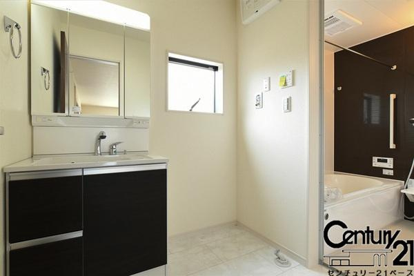 リーブルガーデン九条町 ３号棟 ／新築一戸建の内観：施工例|■三面鏡タイプのミラーキャビネット！収納スペースも豊富です！■