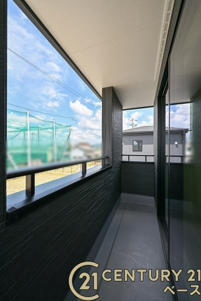 リーブルガーデン九条町 ７号棟 ／新築一戸建のバルコニー|■現地撮影写真■開放感あふれる南向きのバルコニー！洗濯物もよく乾きます！