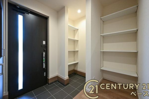 リーブルガーデン九条町 ８号棟 ／新築一戸建の内観：施工例|■玄関には大容量シューズボックス完備！■
