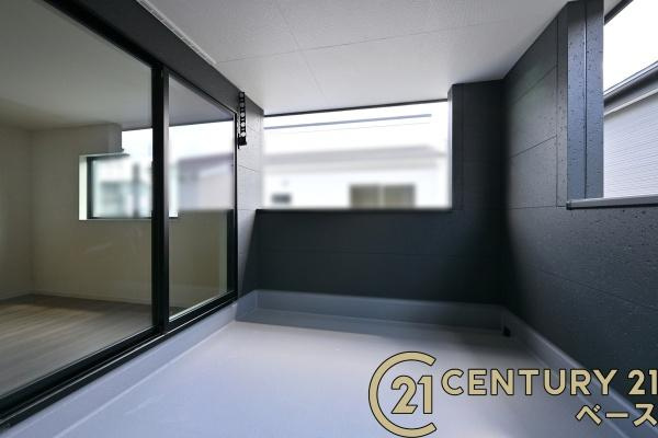 リーブルガーデン九条町 ８号棟 ／新築一戸建のバルコニー|■現地撮影写真■開放感あふれる南向きのバルコニー！洗濯物もよく乾きます！