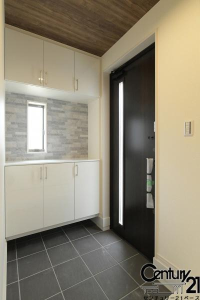 リーブルガーデン九条町 １１号棟 ／新築一戸建の内観：施工例|■玄関には大容量シューズボックス完備！■