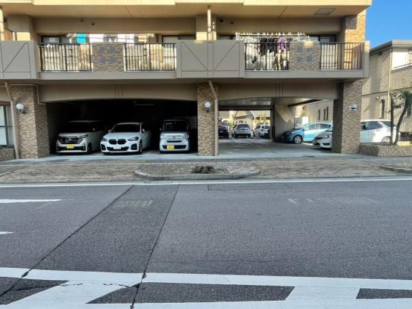 シャトレー康生ツインズ南館の駐車場|敷地内駐車場です。