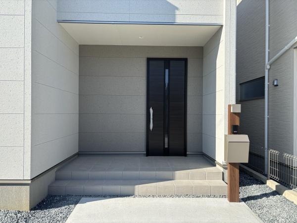 西尾第82米津町　全2棟・1号棟の玄関|訪れる人を心地よく迎え入れます。