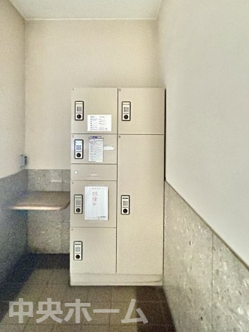 シティコート奥戸の設備|【宅配ボックス】在宅時・不在時に関わらず、居住者の代わりに非対面で宅配物を受け取ってくれる便利な設備です。わかりやすくご説明致しますので見学時にはお部屋だけではなく共用部分もぜひチェックしてください。