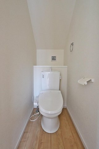 【KEIAI　Grace】上水新町４期のトイレ|ウォシュレット機能付便座。立座りもサポートする手摺りを設置