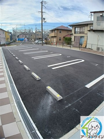 メゾンドアポロンの駐車場