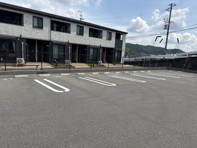 ヴィラ　ドゥ　グレーヌ梅ケ谷Ｂの駐車場