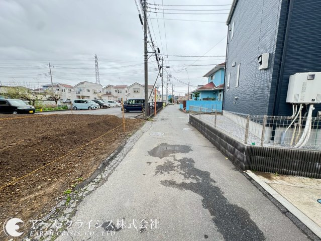 【前面道路含む現地写真】 | 野田市中根5期 | 新しい家が増えても、空の広さはそのまま。春には桜、夏には青空、秋にはやわらかな光。季節ごとに表情を変える街で、長く暮らせる安心を。