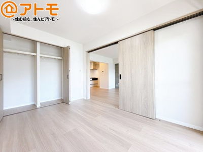 【寝室】 | ヴェラハイツ小黒 | 収納スペースもしっかり確保したお部屋は、収納家具の数も減らせるのでお部屋を広く使えます！