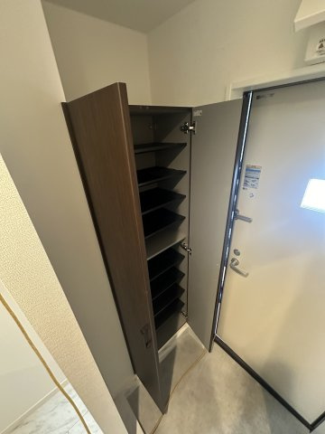 茅ヶ崎市小和田３丁目のアパートの玄関