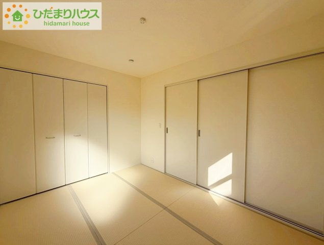 いわき市四倉上仁井田2期　新築戸建　1号棟の和室|扉を閉じれば来客用のお部屋として。開いて広い空間を作れば、お子様の遊び部屋として使えます！