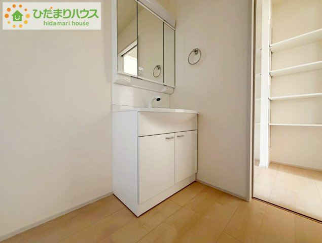 いわき市四倉上仁井田2期　新築戸建　1号棟の独立洗面台|大きな三面鏡の独立洗面。鏡の後ろは収納となっているのでスッキリと整理できます！