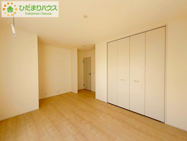 いわき市四倉上仁井田2期　新築戸建　1号棟の寝室|主寝室は広々していて安らげる空間に。大きな窓から光が差し込み、朝の目覚めも良さそう♪