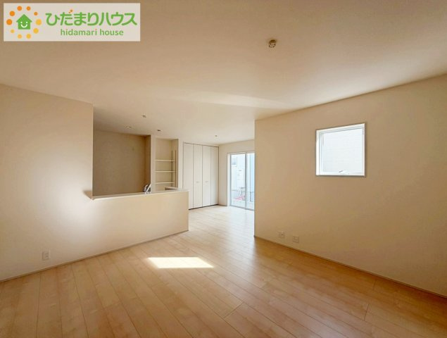 いわき市四倉上仁井田2期　新築戸建　1号棟の居間・リビング|家族でのコミュニケーションがとれる対面型システムキッチン。横一列にシンクとコンロをまとめたシンプルな形です。動きやすさとスタイリッシュなデザインが魅力。
