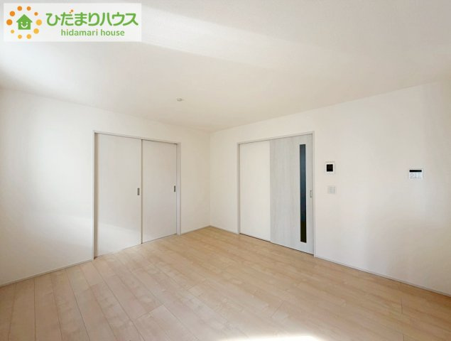 いわき市四倉上仁井田2期　新築戸建　1号棟の居間・リビング|奥行き感あるLDK。一体の空間ながらほどよい距離を保ち、家族がおもいおもいに好きな場所で寛げます。