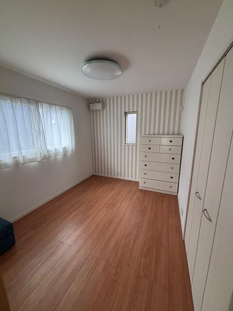 豊田市高岡町の洋室|洋室約5.6帖。洋室は全てクローゼットがございます。スッキリ収納できるのでいつまでも美しい空間を保つことができます。