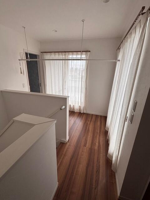 豊田市高岡町のその他|2階廊下。バルコニーへと繋がる窓扉。バルコニーは南西のため日当たり良好です。
