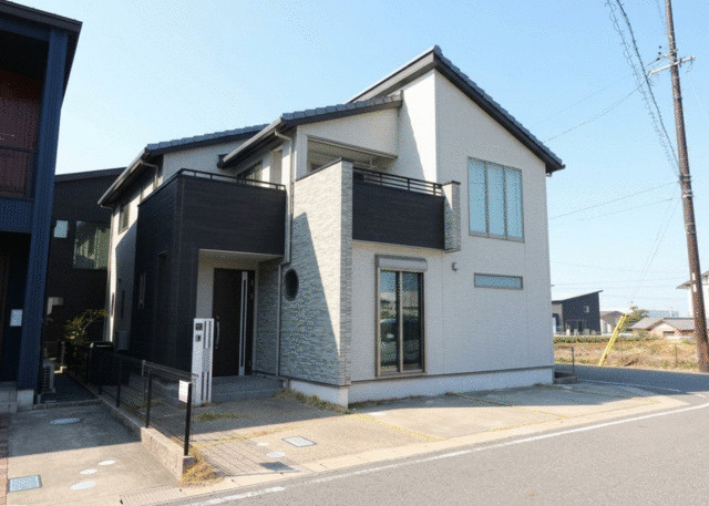 豊田市高岡町の外観|大切な愛車を美しく守る「電動シャッター付」ガレージがあるお住まい。