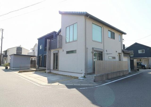 豊田市高岡町の前面道路含む現地写真|シャッター付ガレージはリモコン一つで開閉でき、雨の日も濡れずにスマートな入出庫を叶えます。室内へのスムーズな動線も備えた、利便性の高いガレージライフをここから。
