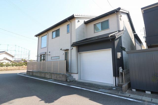 豊田市高岡町の外観|庫内は照明・コンセント完備。メンテナンスやDIY、大型ギアの収納など、住む人のスタイルに合わせて自由に使いこなせる「プラスアルファの空間」です。