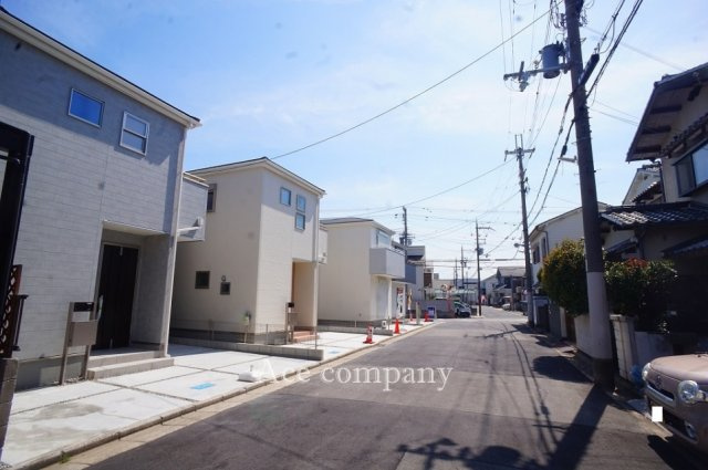 【前面道路含む現地写真】 | 八尾市小畑町2丁目　【1号棟/全4棟】 | 【西側：前面道路幅員6.7ｍ☆】