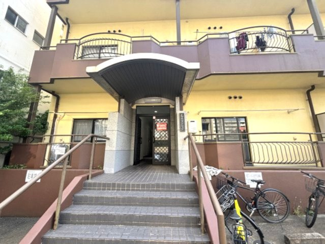 三景マンションのエントランス