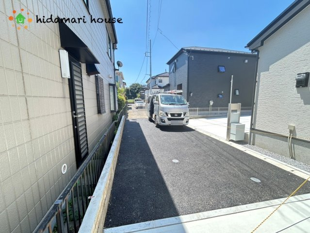 上尾市瓦葺第1期　新築戸建　リナージュ01の前面道路含む現地写真