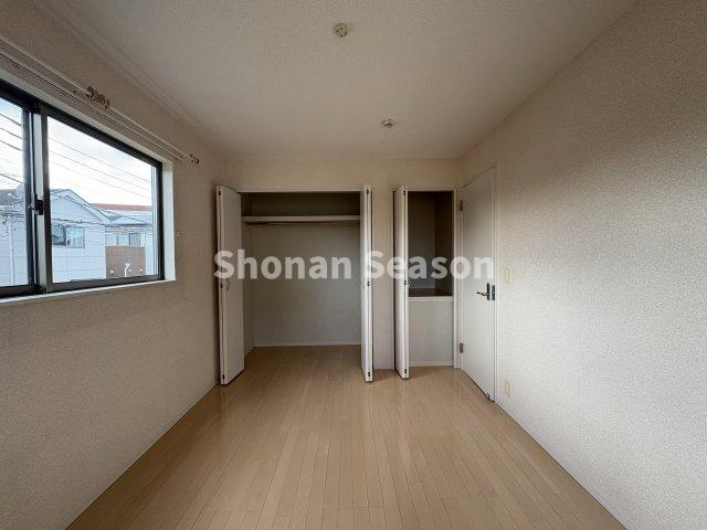 【洋室】 | 全室収納付きで、増えがちな衣類や季節家電なども、各部屋に収納可能◎