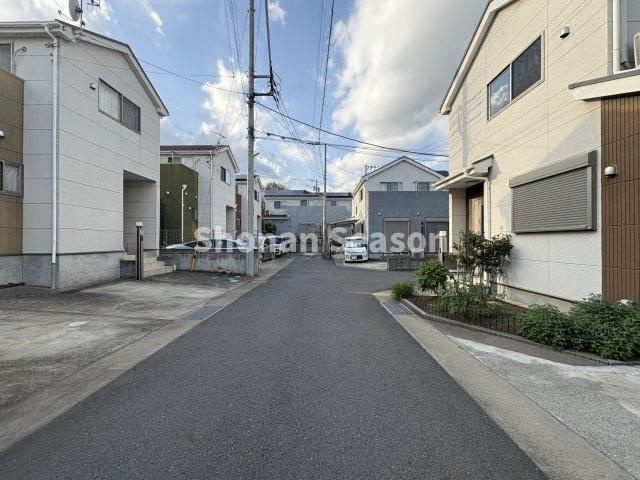 【前面道路含む現地写真】 | 交通量の少ない閑静な住宅街にございます。
まずは１度見にいらしてみませんか♪
