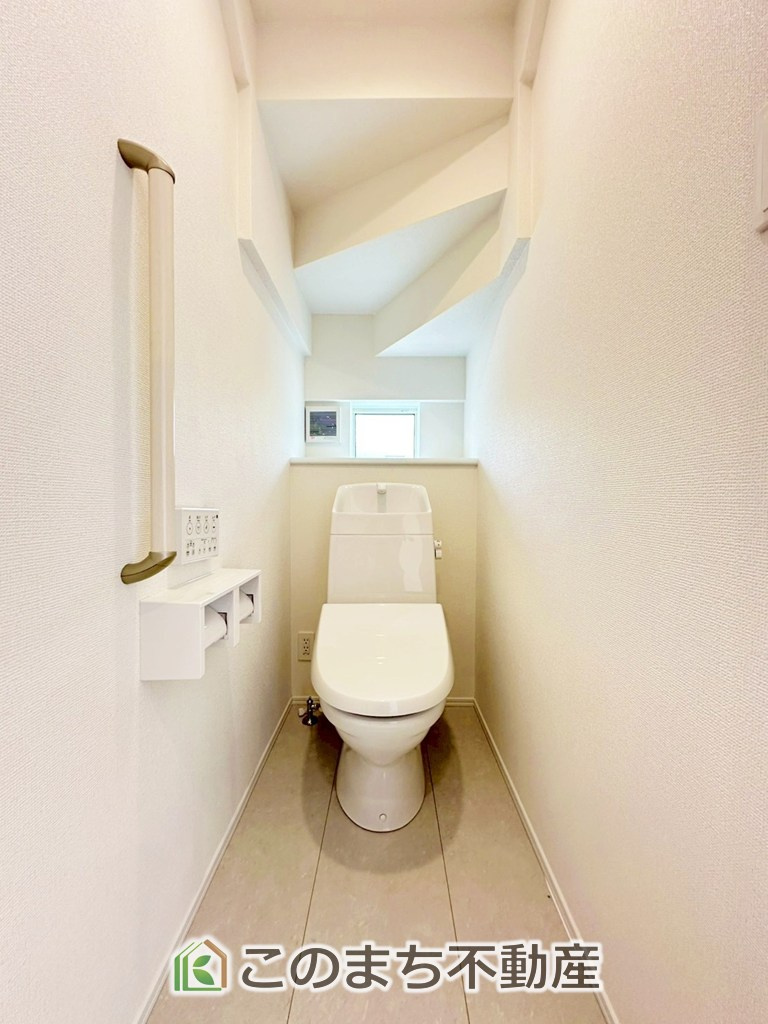 ハートフルタウン宇都宮市竹林町163番のトイレ|小窓から換気ができて清潔なトイレスペース☆温水洗浄便座搭載です！
