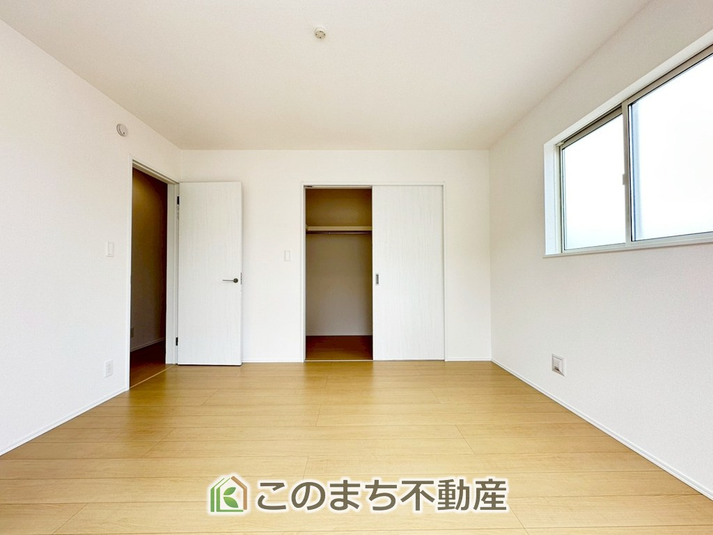 ハートフルタウン宇都宮市竹林町163番の洋室|日当たりが良く明るい洋室です。クローゼット付きで家具の配置がしやすく居心地の良いプライベート空間を演出します。
