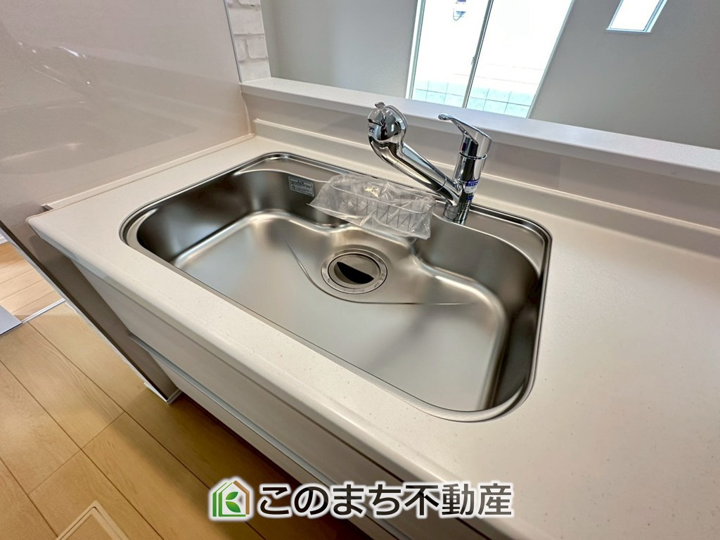 ハートフルタウン宇都宮市竹林町163番の設備|ビルトイン型浄水器を内蔵したキッチン水栓。お米を研いだり、野菜を洗ったりするときなど用途に応じてワンタッチで浄水に切り替えが可能です。カートリッジ式なので、フィルターを簡単に交換する事が出来ます。
