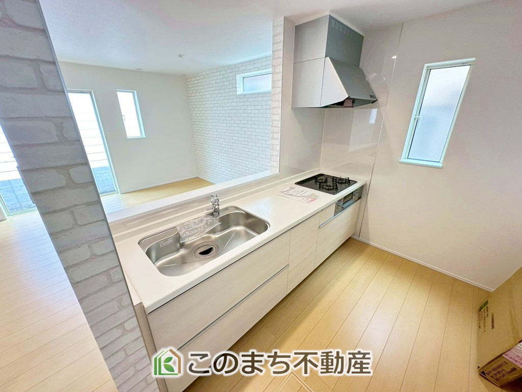 ハートフルタウン宇都宮市竹林町163番のキッチン|"お洒落なホワイト天板のペニンシュラキッチンを採用しております。
浄水器内蔵の水栓です♪"
