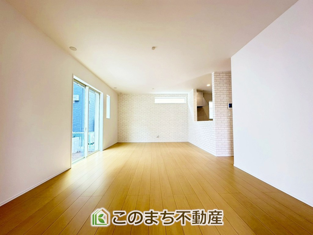 ハートフルタウン宇都宮市竹林町163番の居間・リビング|"ＬＤＫは家族団欒スペースとしては十分な広さです！
大きいダイニングテーブル、カウチ付きソファ、大型ＴＶも気兼ねなく配置可能！！"
