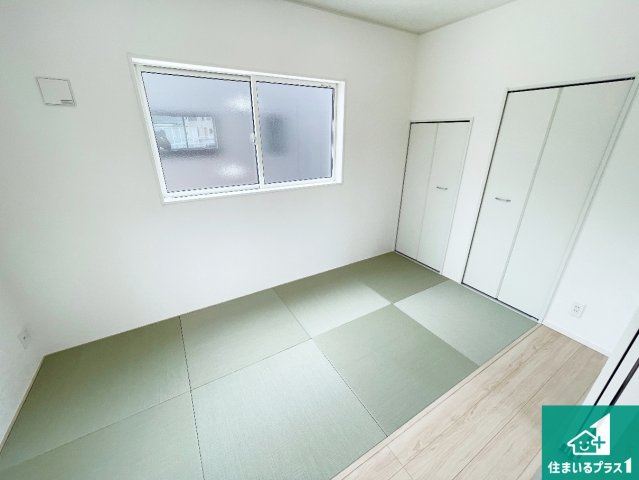 大津市雄琴　第26期　新築一戸建ての和室|一室あると便利な和室は客間としてだけでなく、小さなお子様のプレイルームや食後のくつろぎスペースとしてもご利用いただけます。収納もついていますので大活躍間違いなし！