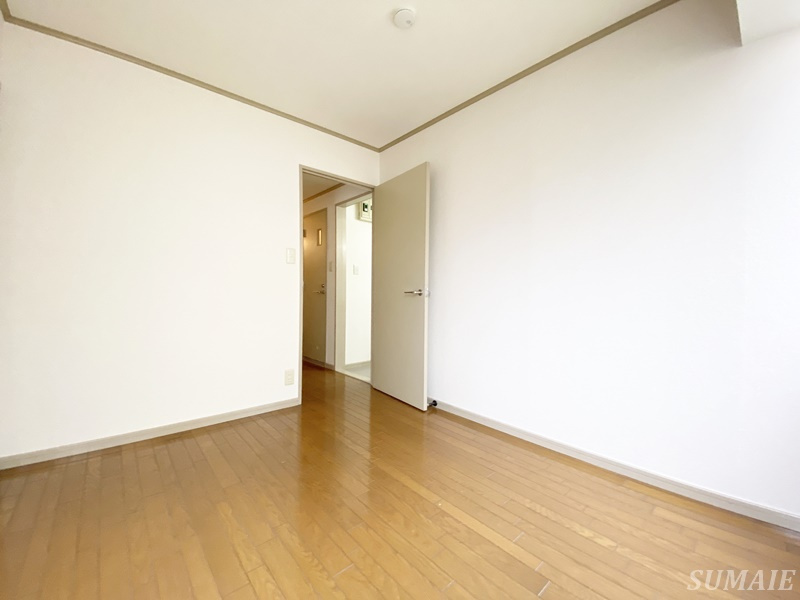 櫻の洋室|別角度から見た5帖の洋室です☆