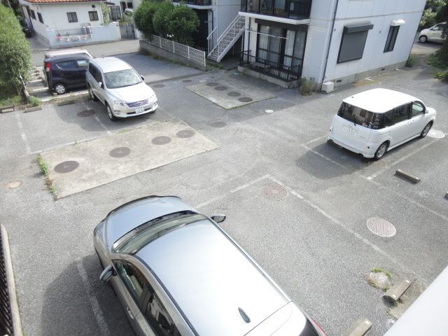 若柴ガーデンコートA棟の駐車場