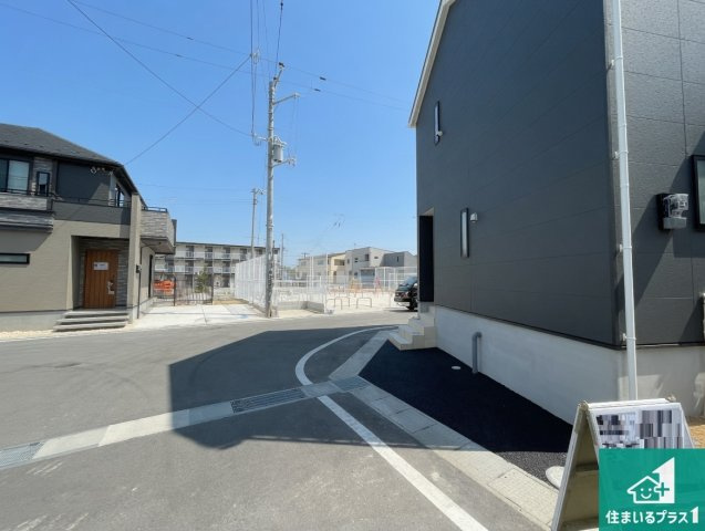 大津市雄琴　第26期　新築一戸建ての前面道路含む現地写真|周辺は閑静な住宅街！前面道路広々で車の出し入れも便利です。駐車が苦手な方でも安心して車庫入れできます！