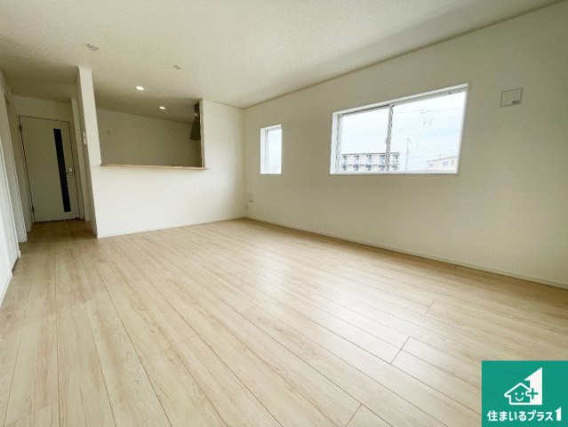 大津市雄琴　第26期　新築一戸建ての居間・リビング|リビングと統一感があり、使い勝手のいいキッチン。広々としているので、二人並んで作業が出来ちゃいます。お子様と一緒に色々なお料理に挑戦できるスペースがあります。