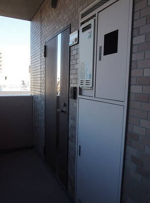 【その他】 | ライオンズプラザ本蓮沼 | 共有部から見た玄関　※前回募集時2020年2月の写真