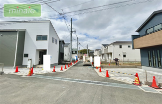 【前面道路含む現地写真】 | 本日内見できます　小・中学校6分　リビング階段　市川市真間5　6号棟 | 販売現地