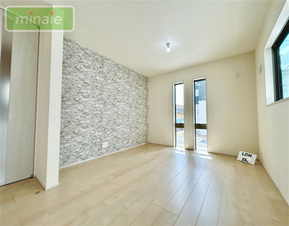 【居間・リビング】 | 本日内見できます　小・中学校6分　リビング階段　市川市真間5　6号棟 | 販売現地