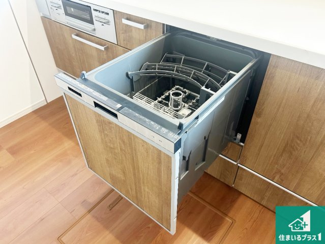 西宮市生瀬東町　第1期　新築一戸建ての設備|食事後の一仕事、食器洗いをボタン一つでお任せできちゃいます！場所を取らないビルトイン式なので、お料理スペースもしっかり確保！