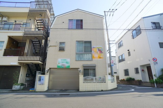 中目黒５　戸建の外観|☆水栓付の10.5帖屋上ルーフテラス
☆WC各階（計3か所）有り
☆天候による富士山が望めます・BBQ・お子様のプール等も楽しめます
☆学校や公園徒歩圏内の落ち着いている住環境